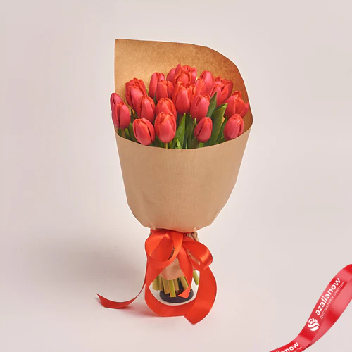 Фото 1: 25 красных тюльпанов в упаковке. Сервис доставки цветов AzaliaNow