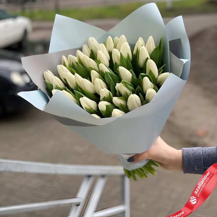 Фото 1: Букет из 45 белых тюльпанов в упаковке . Сервис доставки цветов AzaliaNow