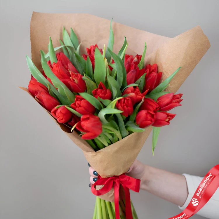 Фото 1: Букет из 30 красных тюльпанов в упаковке. Сервис доставки цветов AzaliaNow
