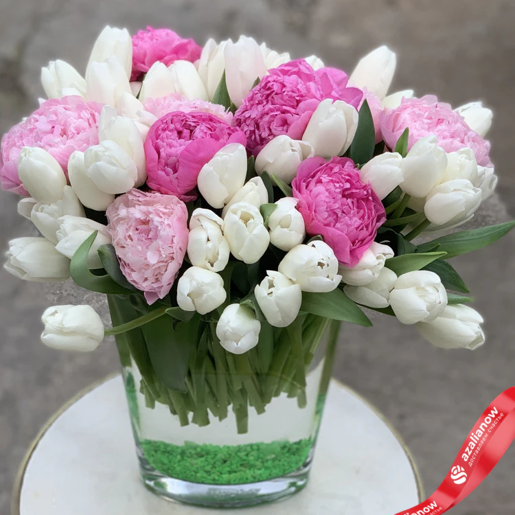 Фото 1: Букет из 50 белых тюльпанов и 8 розовых пионов. Сервис доставки цветов AzaliaNow