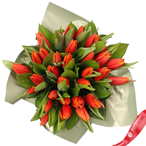 Фото 2: Букет из 31 красного тюльпана в темно-серой  коробке. Сервис доставки цветов AzaliaNow