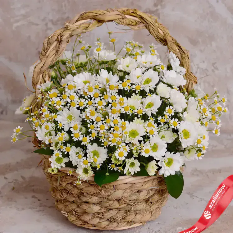 Букет из белых хризантем и танацетума в корзине