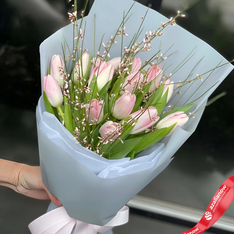 Фото 1: Букет из 17 розовых тюльпанов в голубой упаковке. Сервис доставки цветов AzaliaNow