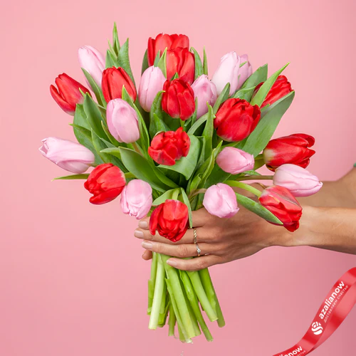 Фото 1: Букет из 11 красных тюльпанов и 10 розовых тюльпанов. Сервис доставки цветов AzaliaNow