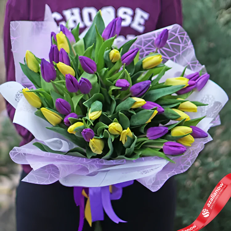 Фото 1: Букет из 20 желтых тюльпанов и 20 фиолетовых тюльпанов. Сервис доставки цветов AzaliaNow