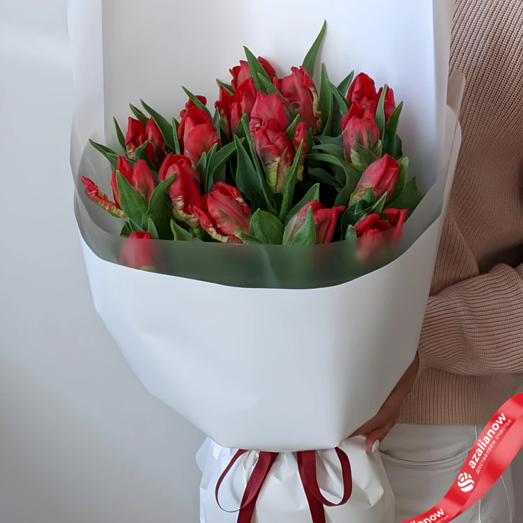 Фото 1: Букет из 17 пионовидных красных тюльпанов в белой упаковке. Сервис доставки цветов AzaliaNow