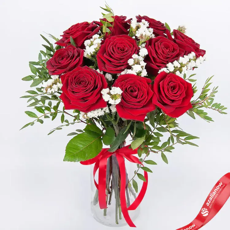 Букет красных роз с белой статицей «Алые объятия»