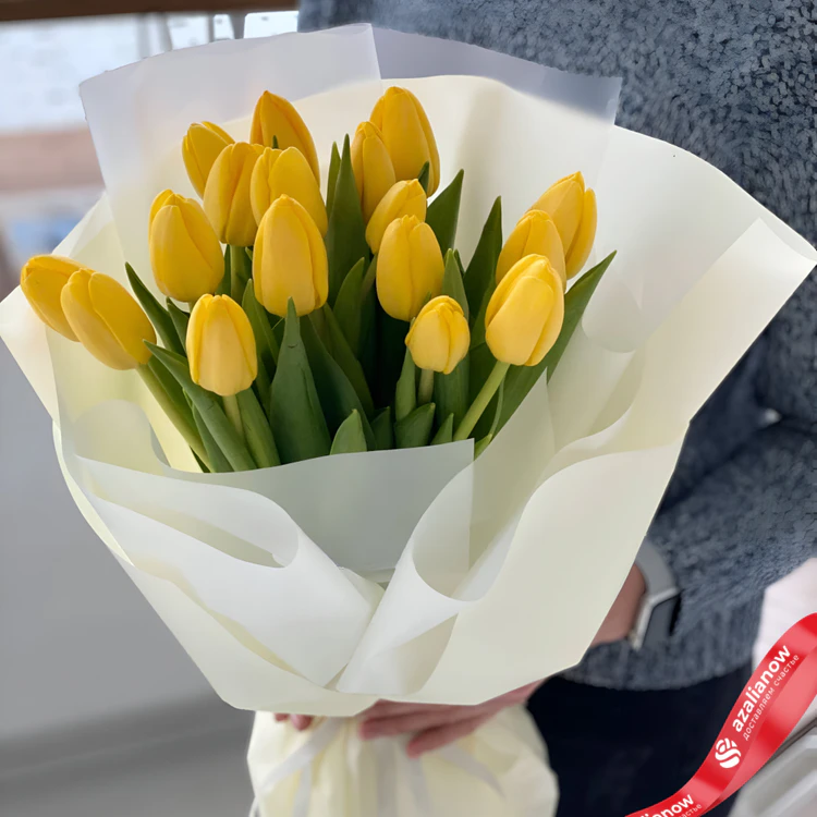 Фото 1: Букет из 17 желтых тюльпанов в белой упаковке. Сервис доставки цветов AzaliaNow