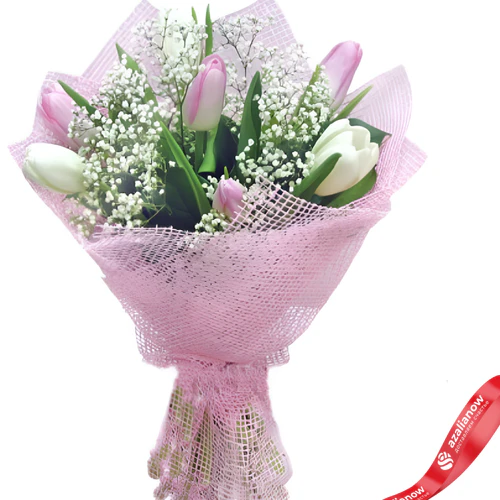 Фото 1: Букет из 4 розовых тюльпанов , 3 белых тюльпанов и 4 белых гипсофил. Сервис доставки цветов AzaliaNow