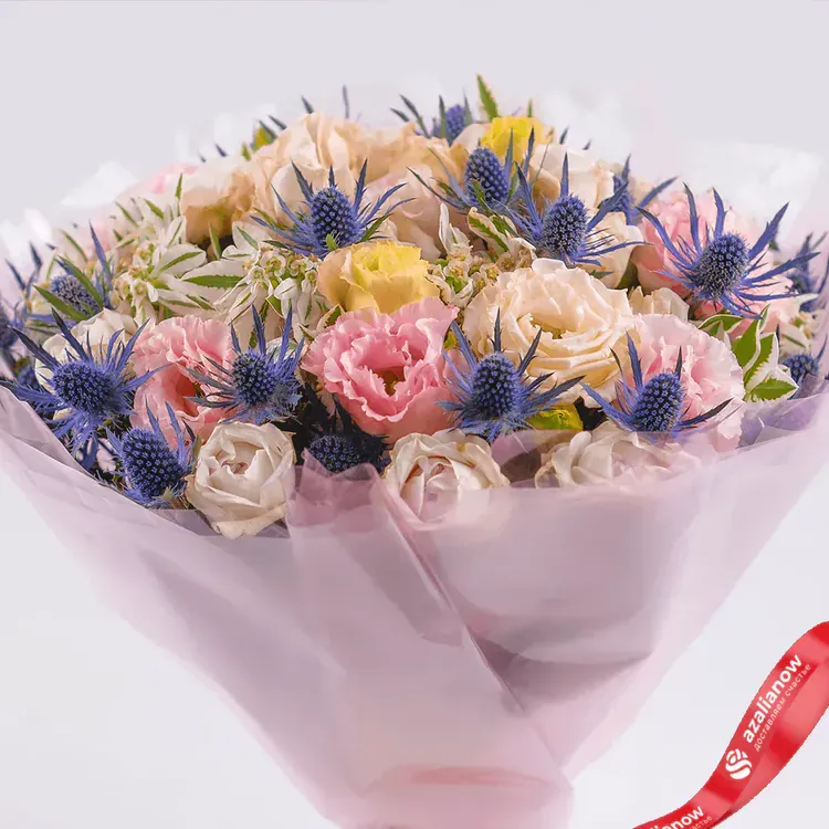 Букет из разноцветных роз с эрингиумом «Есть идея!»