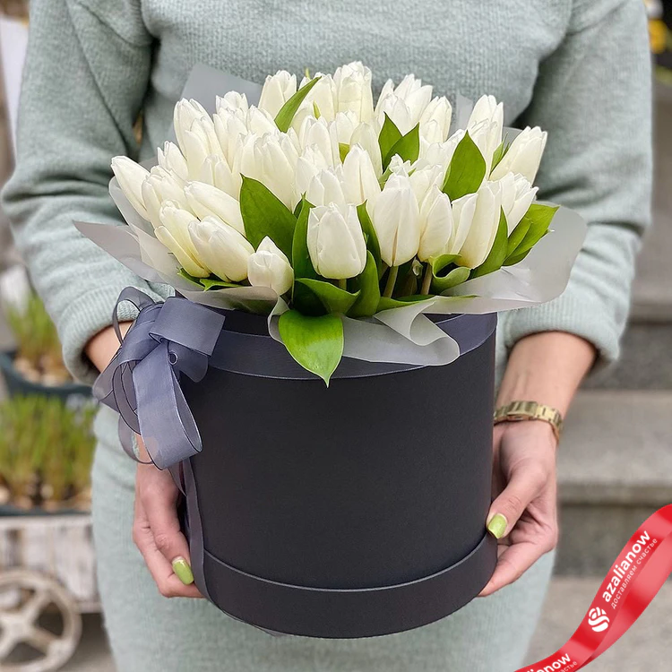 Фото 1: Букет из 45 белых тюльпанов в темно-синей коробке. Сервис доставки цветов AzaliaNow