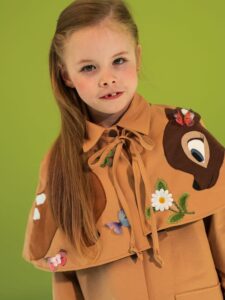 Пелерина с аппликацией «Бэмби»