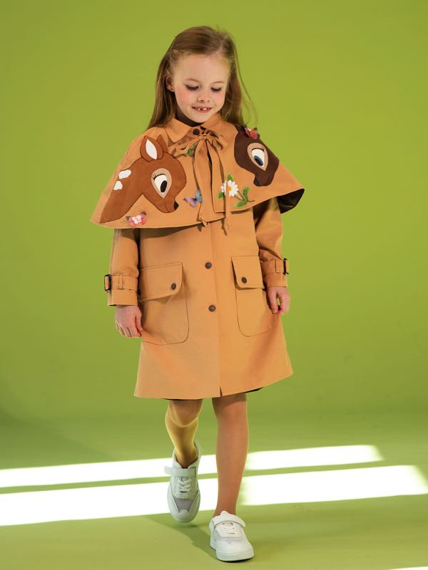 Пелерина с аппликацией "Бэмби"