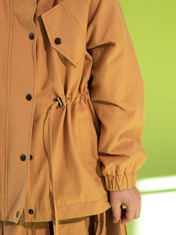 Бежево-песочная весенняя парка на девочку