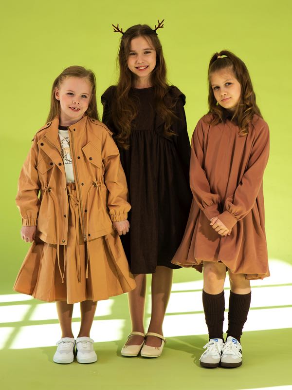 Бежево-песочная весенняя парка на девочку