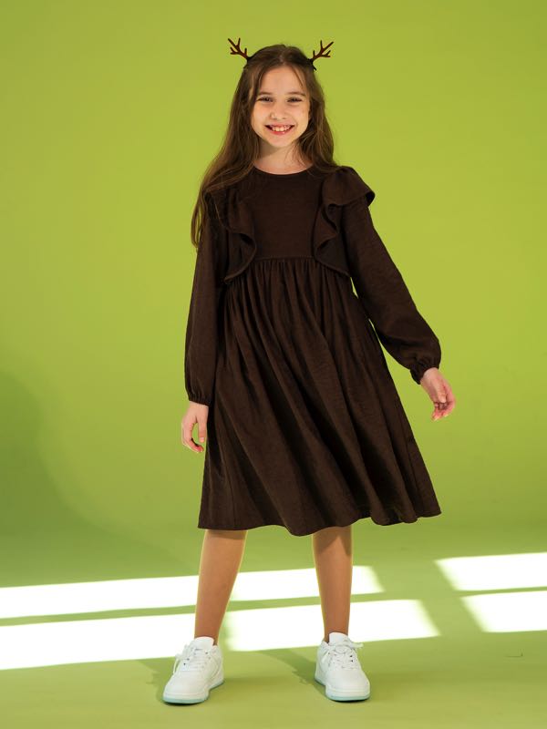 Коричневое детское платье с воланом на лифе