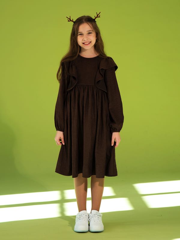 Коричневое детское платье с воланом на лифе