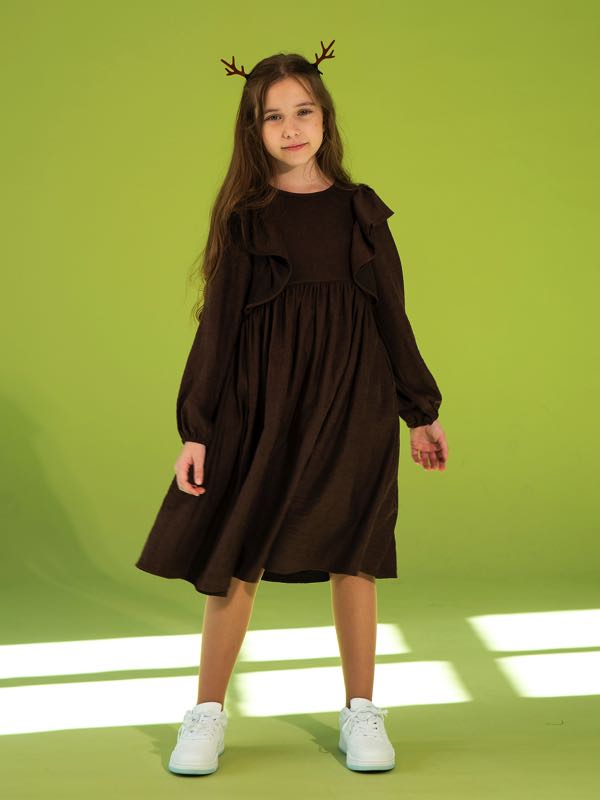 Коричневое детское платье с воланом на лифе
