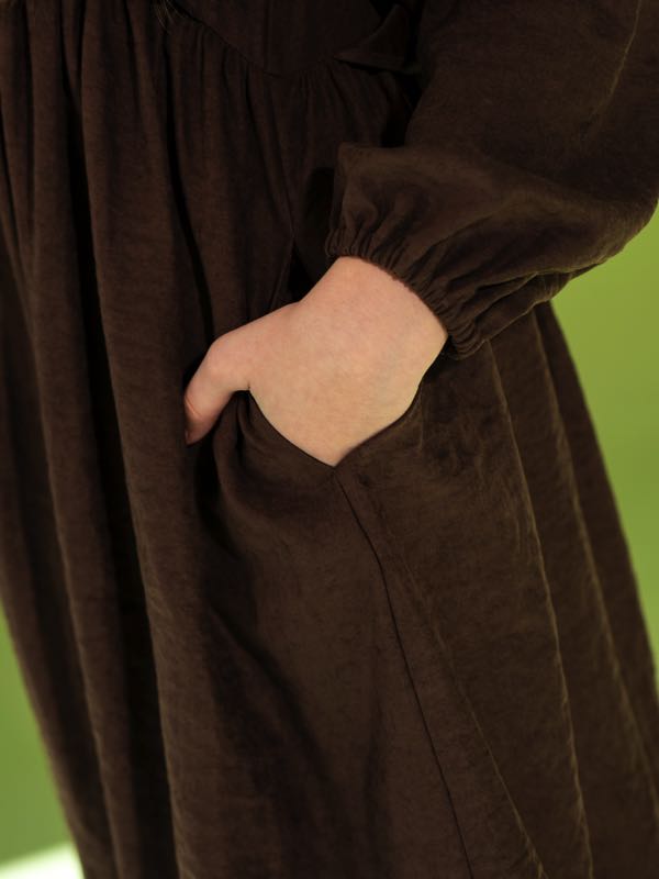 Коричневое детское платье с воланом на лифе