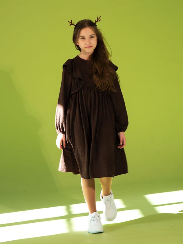Коричневое детское платье с воланом на лифе