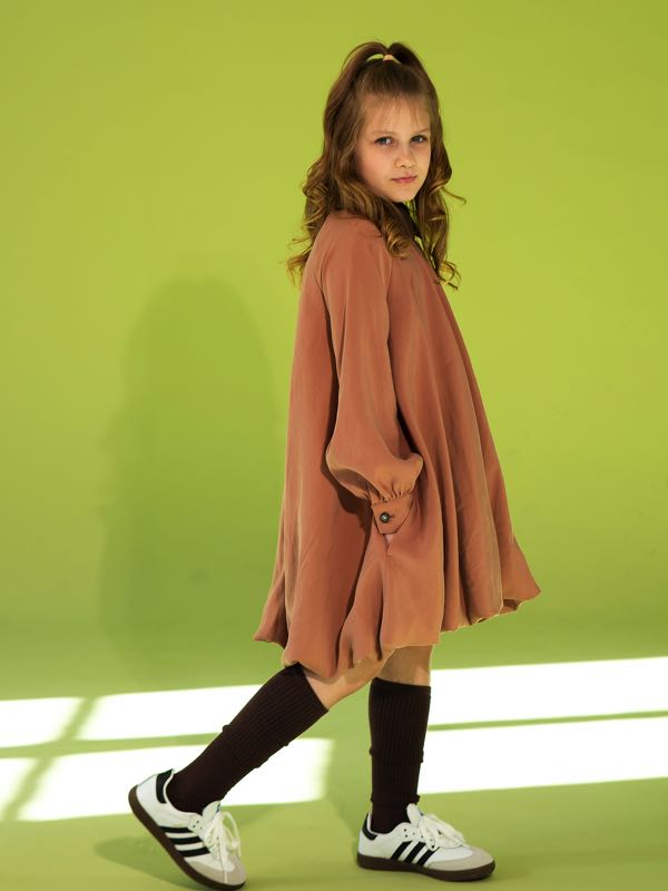 Коричневое детское платье-баллон