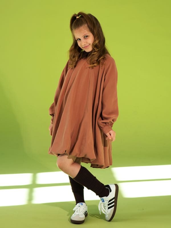 Коричневое детское платье-баллон