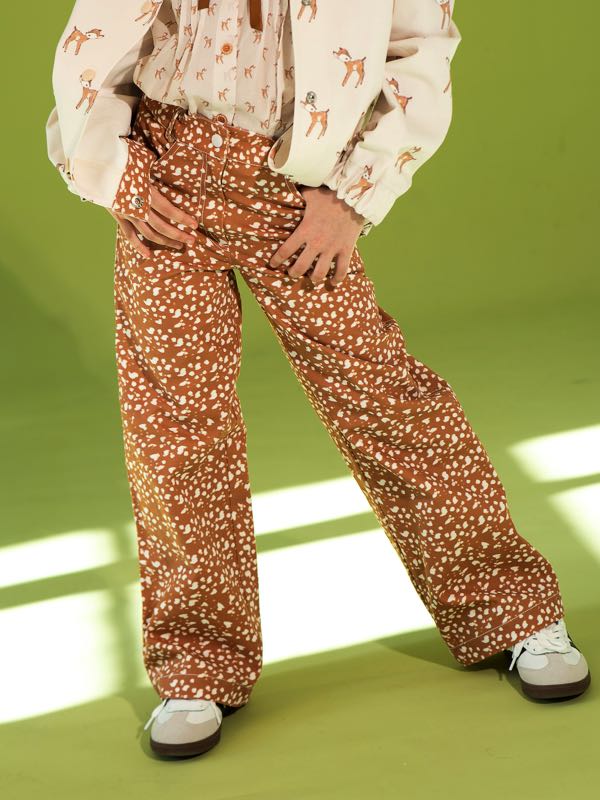 Карамельно-бежевые джинсы на девочку с принтом "Бэмби"