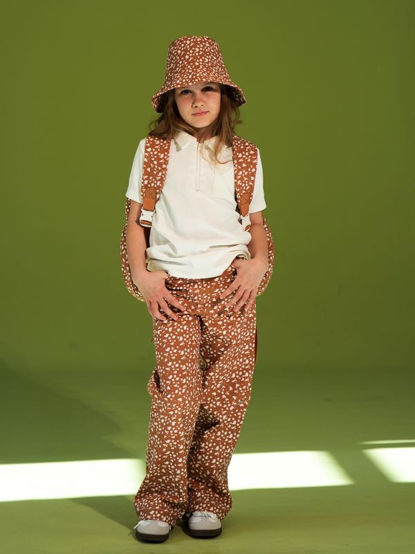 Карамельно-бежевые джинсы на девочку с принтом "Бэмби"