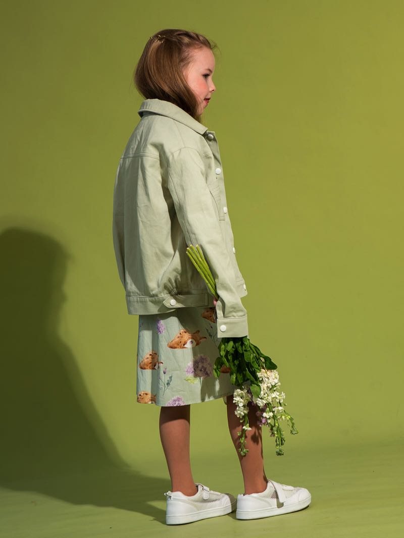 Светло-зеленая джинсовая куртка на девочку