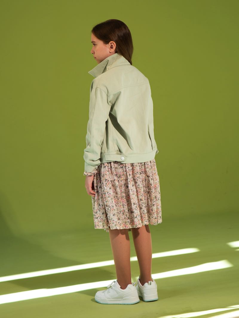 Светло-зеленая джинсовая куртка на девочку