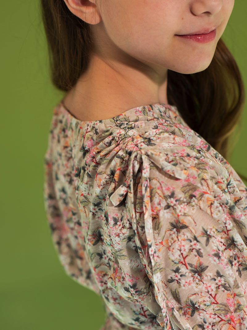 Блузка на девочку с цветочным принтом с драпировками