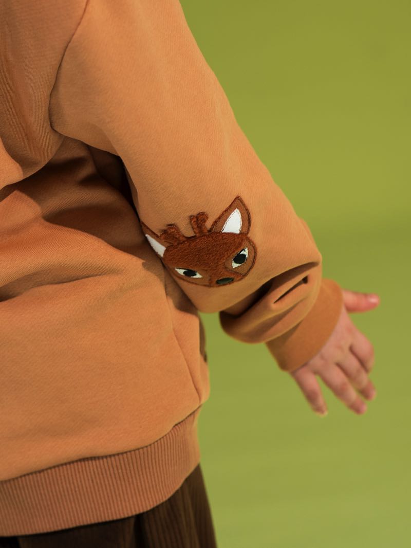 Бежево-рыжий детский свитшот с патчами на локтях в виде оленят