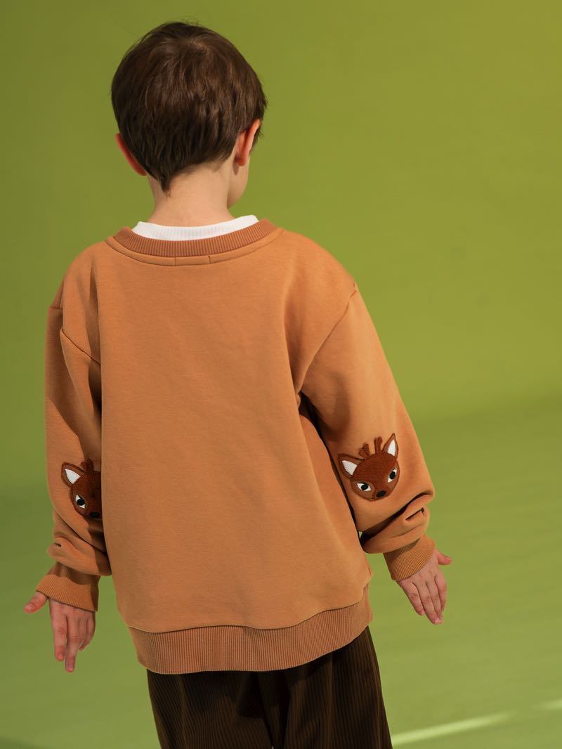 Бежево-рыжий детский свитшот с патчами на локтях в виде оленят