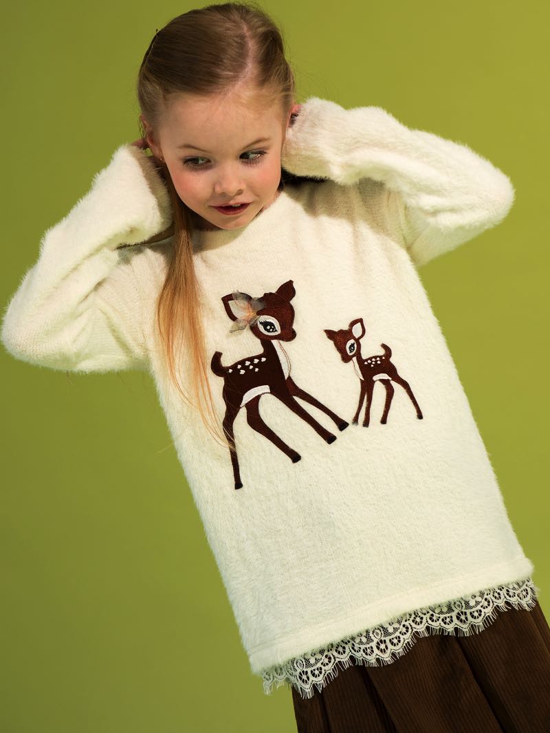 Бело-молочный джемпер с кружевом и вышивкой "Оленята"