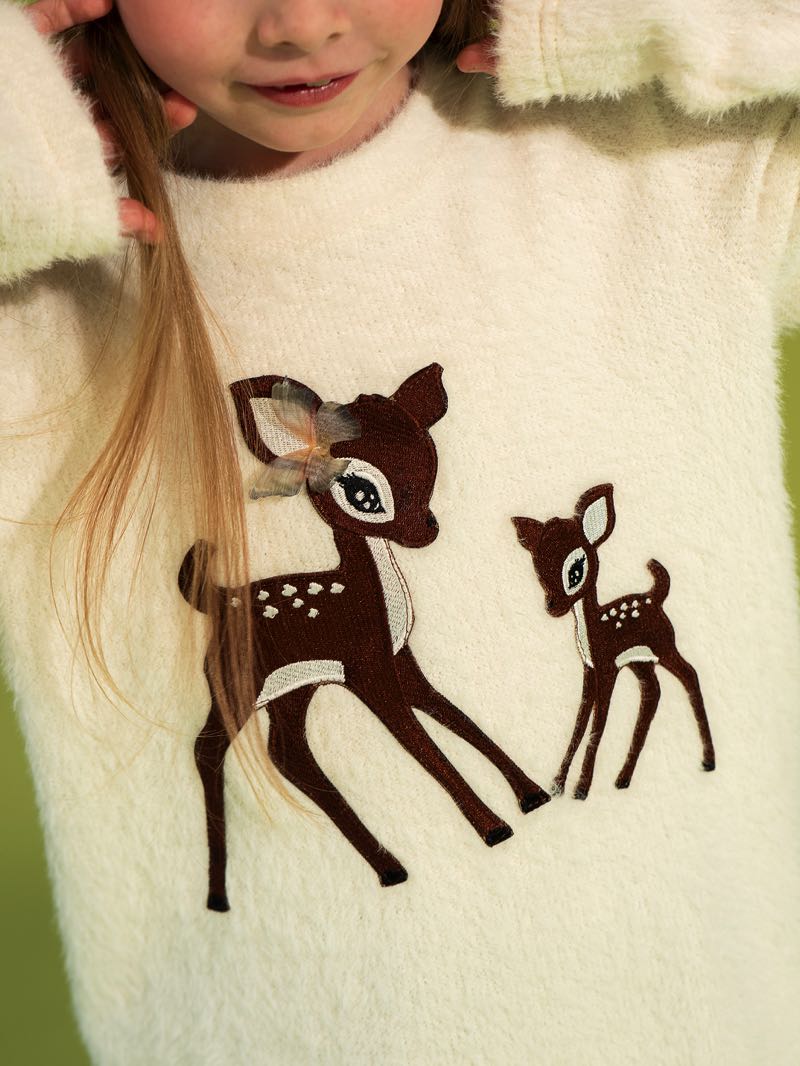 Бело-молочный джемпер с кружевом и вышивкой "Оленята"