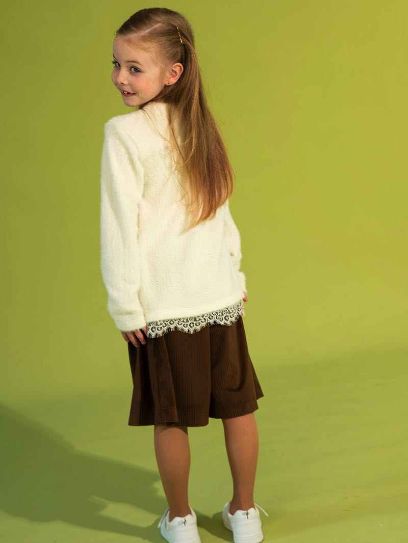 Бело-молочный джемпер с кружевом и вышивкой "Оленята"