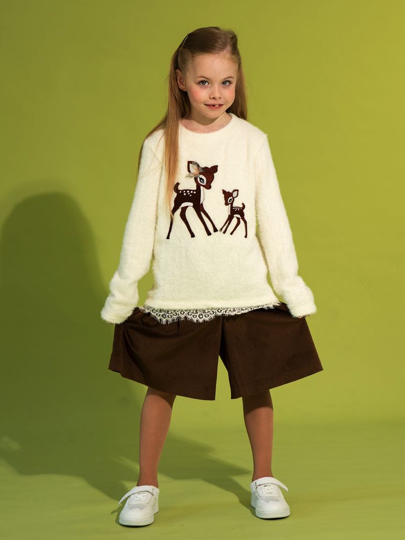 Бело-молочный джемпер с кружевом и вышивкой "Оленята"