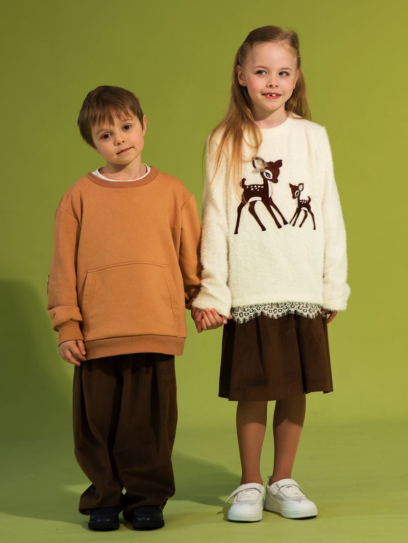 Бело-молочный джемпер с кружевом и вышивкой "Оленята"