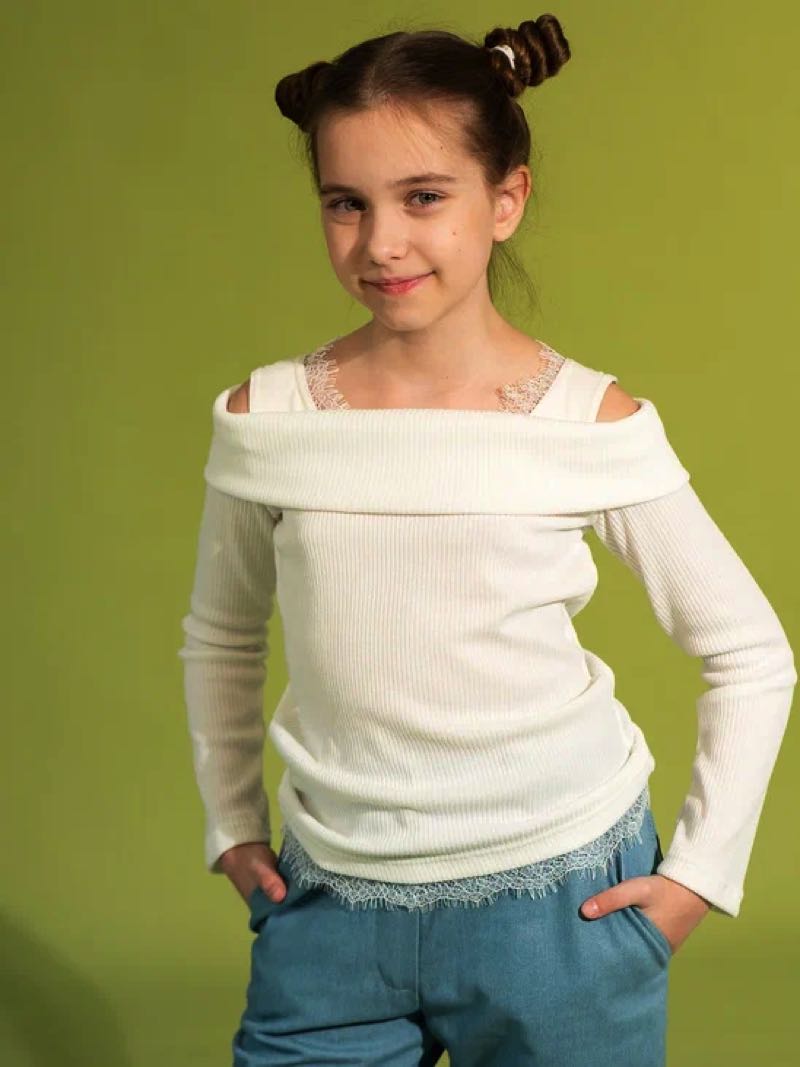Детский топ из вязаной ткани в рубчик с кружевом
