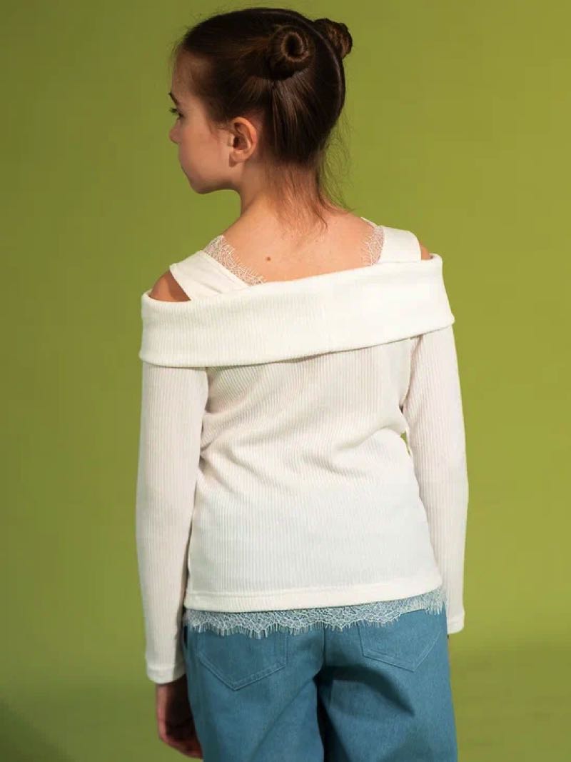 Детский топ из вязаной ткани в рубчик с кружевом