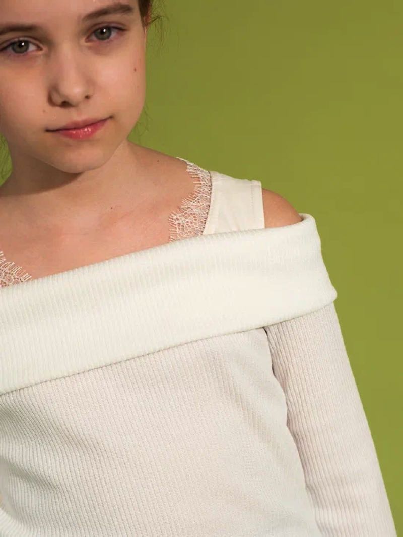 Детский топ из вязаной ткани в рубчик с кружевом
