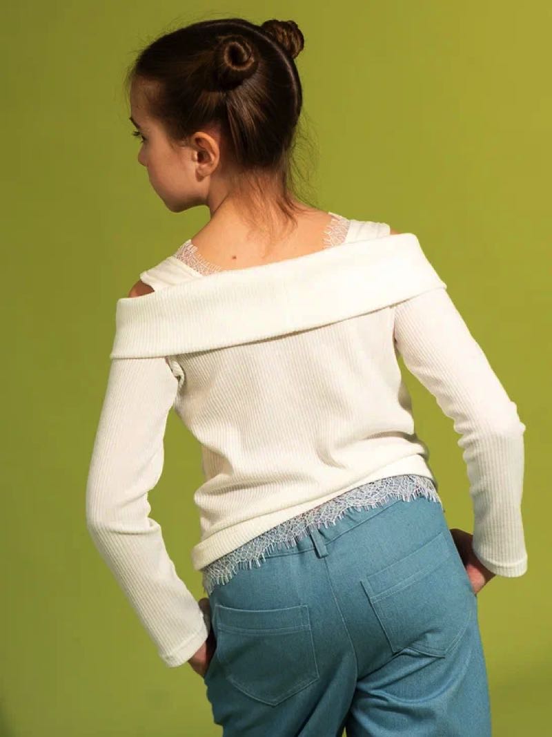 Детский топ из вязаной ткани в рубчик с кружевом