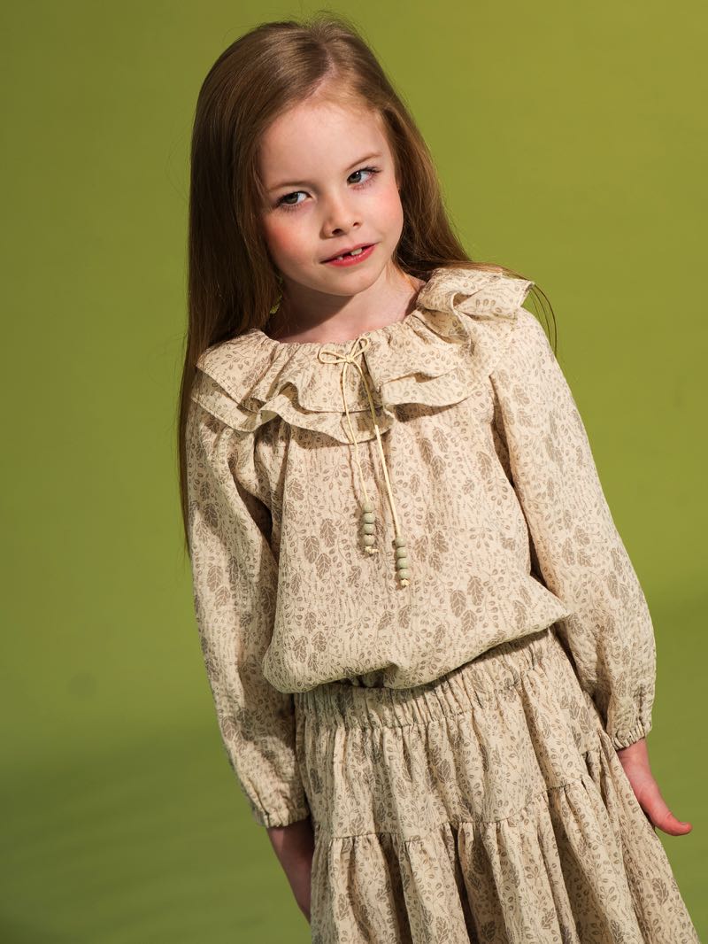 Блузка на девочку из бежевого муслина с воланами