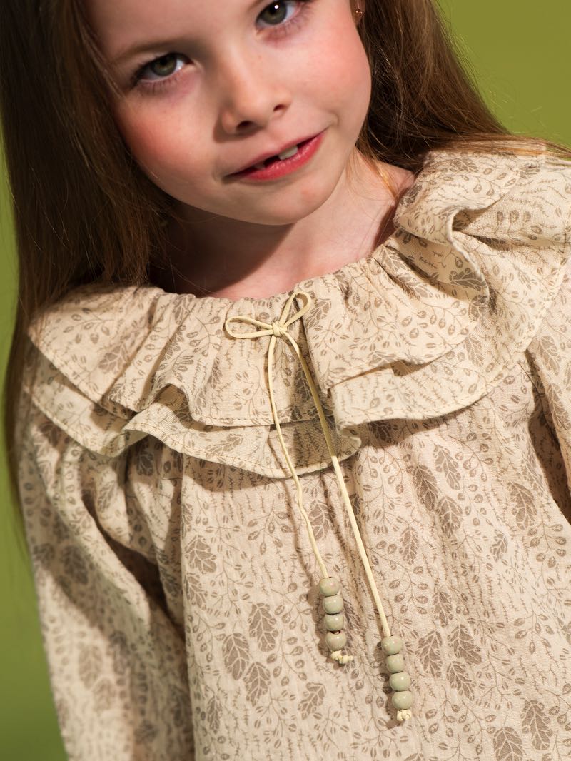 Блузка на девочку из бежевого муслина с воланами