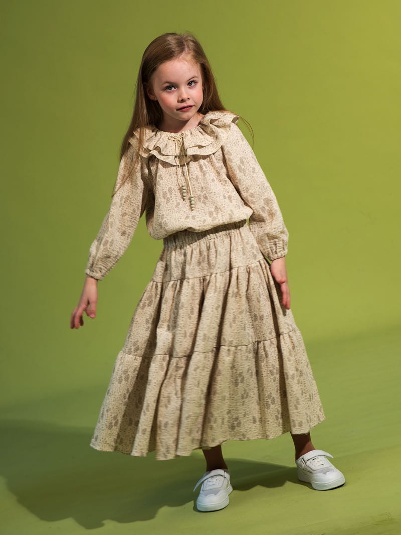 Блузка на девочку из бежевого муслина с воланами