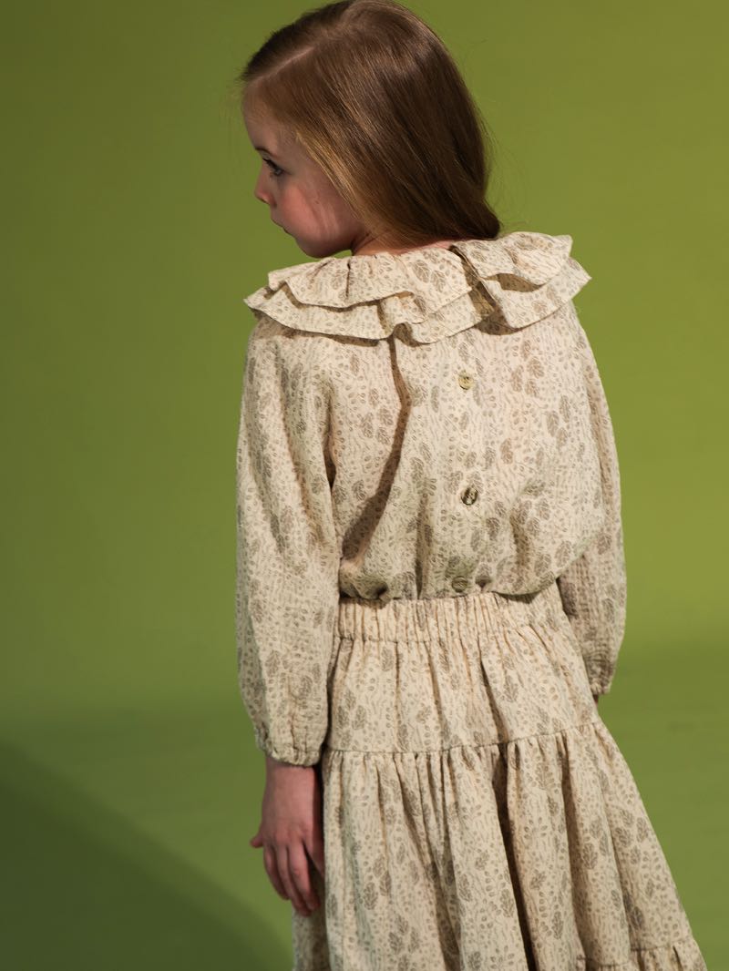 Блузка на девочку из бежевого муслина с воланами