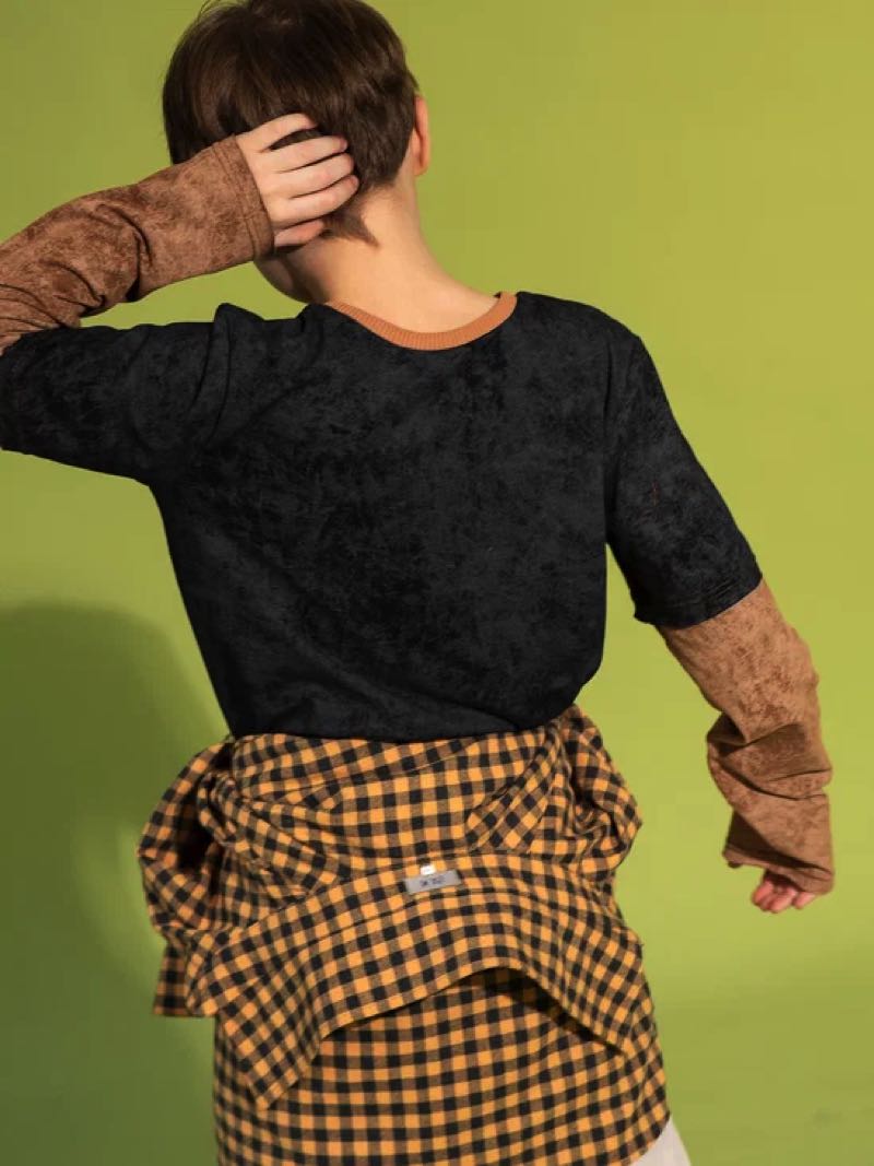 Детский лонгслив с двойным рукавом и прорезной аппликацией