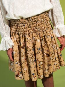 Бежевая детская юбка с цветочным принтом