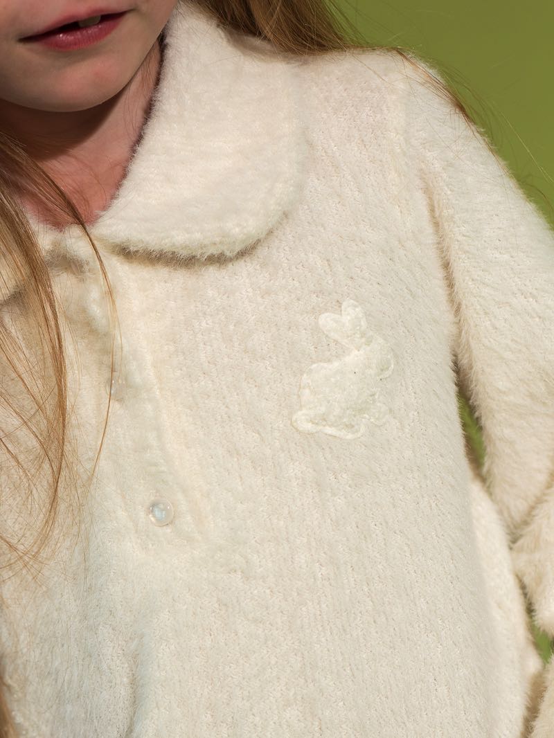 Бело-молочный поло из пушистой ткани с зайчатами