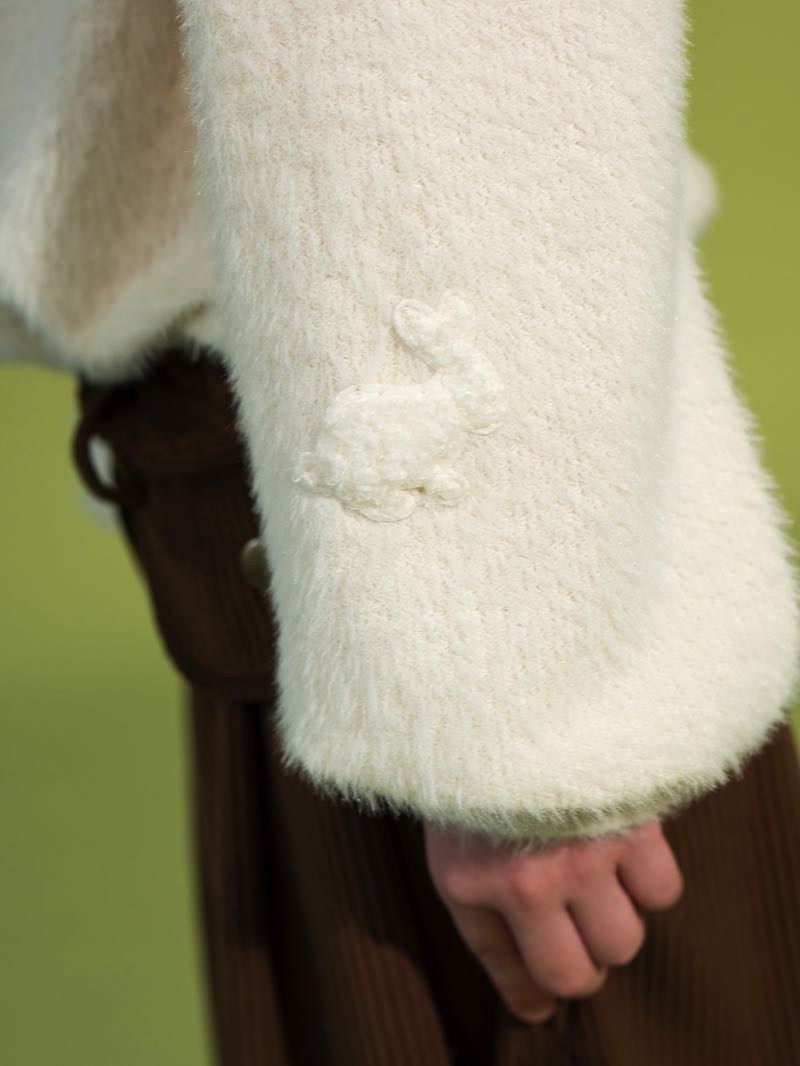 Бело-молочный поло из пушистой ткани с зайчатами